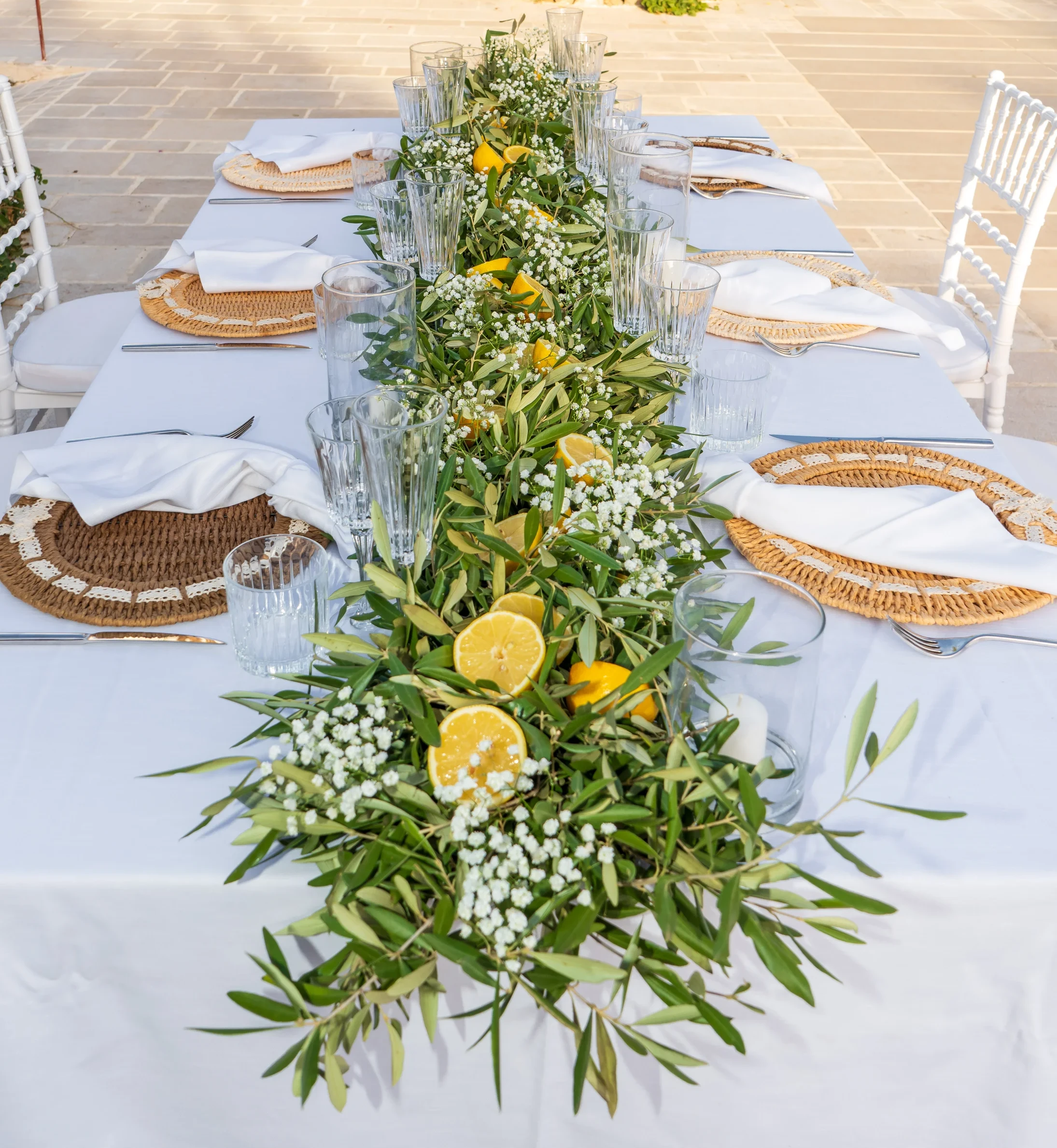 Tavola decorata con fiori e limoni